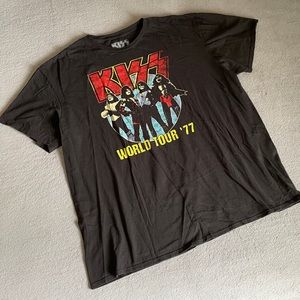 Kiss graphic tee